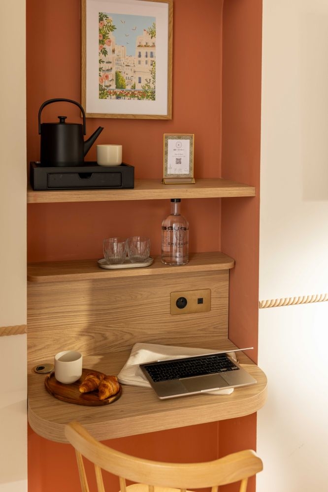 chambre classique hotel be Onrii Paris 9 cit&eacute; bergere desk