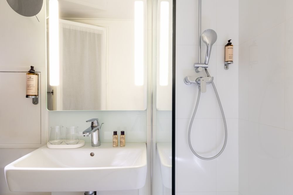 chambre classique hotel be Onrii Paris 9 cit&eacute; bergere salle de bain bathroom