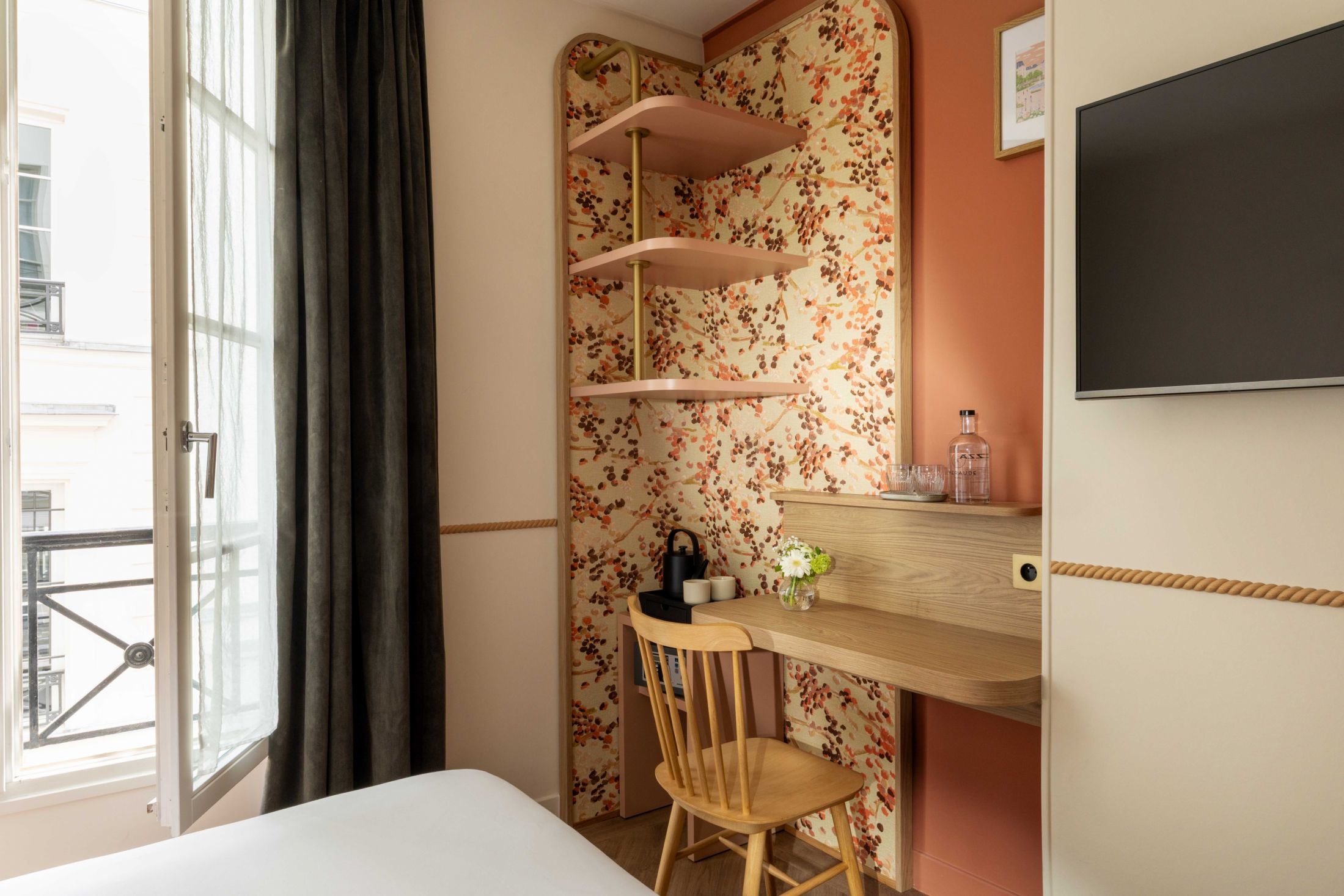 chambre classique hotel be Onrii Paris 9 cité bergere desk