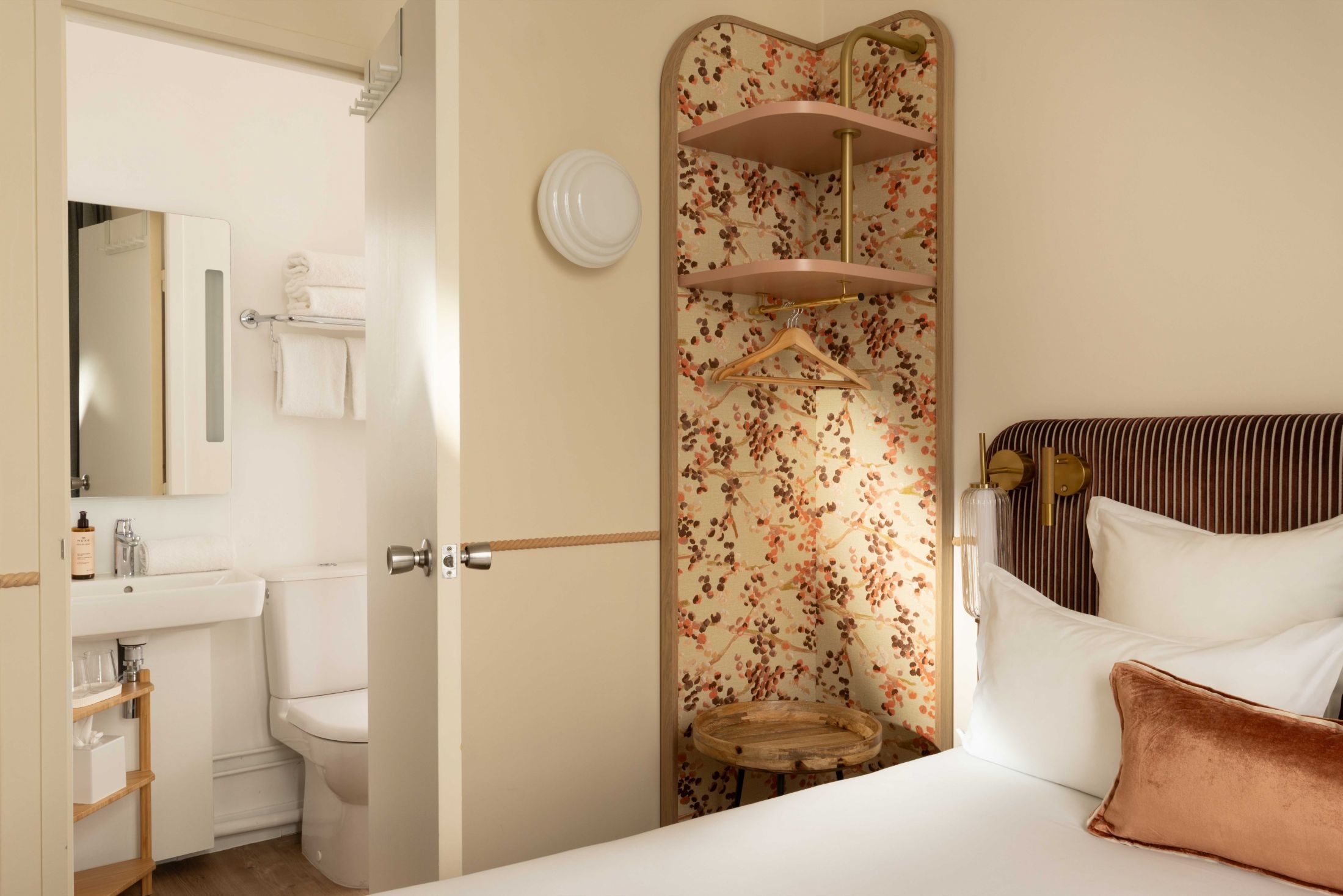 chambre classique hotel be Onrii Paris 9 cité bergere salle de bain bathroom